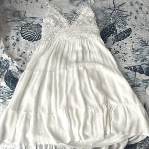 This is a beautiful white papermoon dress that is beautiful for vacations